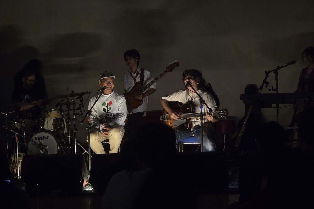 Duet Penuh Emosi Adrian Yunan dan Cholil Mahmud Warnai Konser yang Menggetarkan