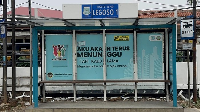 Dishub Tangsel Segera Ganti Stiker Viral di Halte Legoso 1 Usai Dikritik Warga