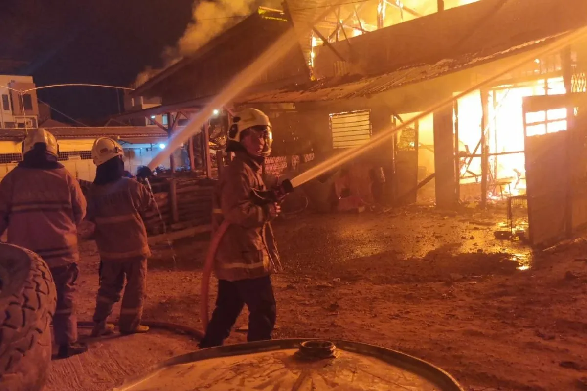 Kebakaran Gudang Kayu di Muara Angke, Kerugian Ditaksir Capai Rp1 Miliar